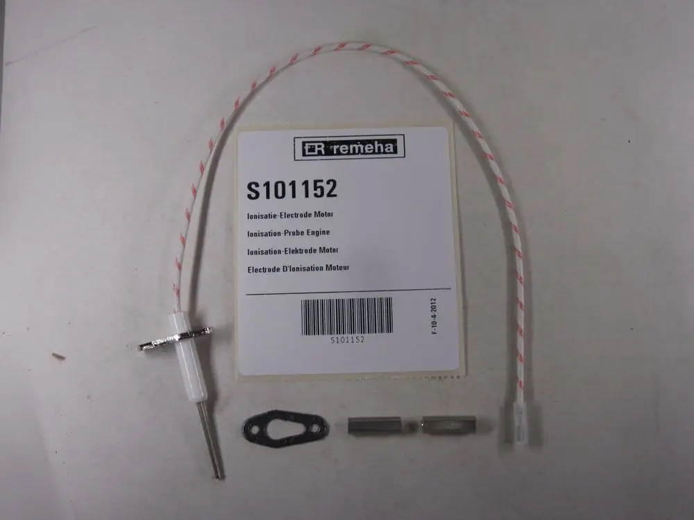Ionisationselektrode von Remeha mit Kabel, einer Keramikisolierung und zwei metallischen Verbindungsteilen auf einer beschrifteten Unterlage.
